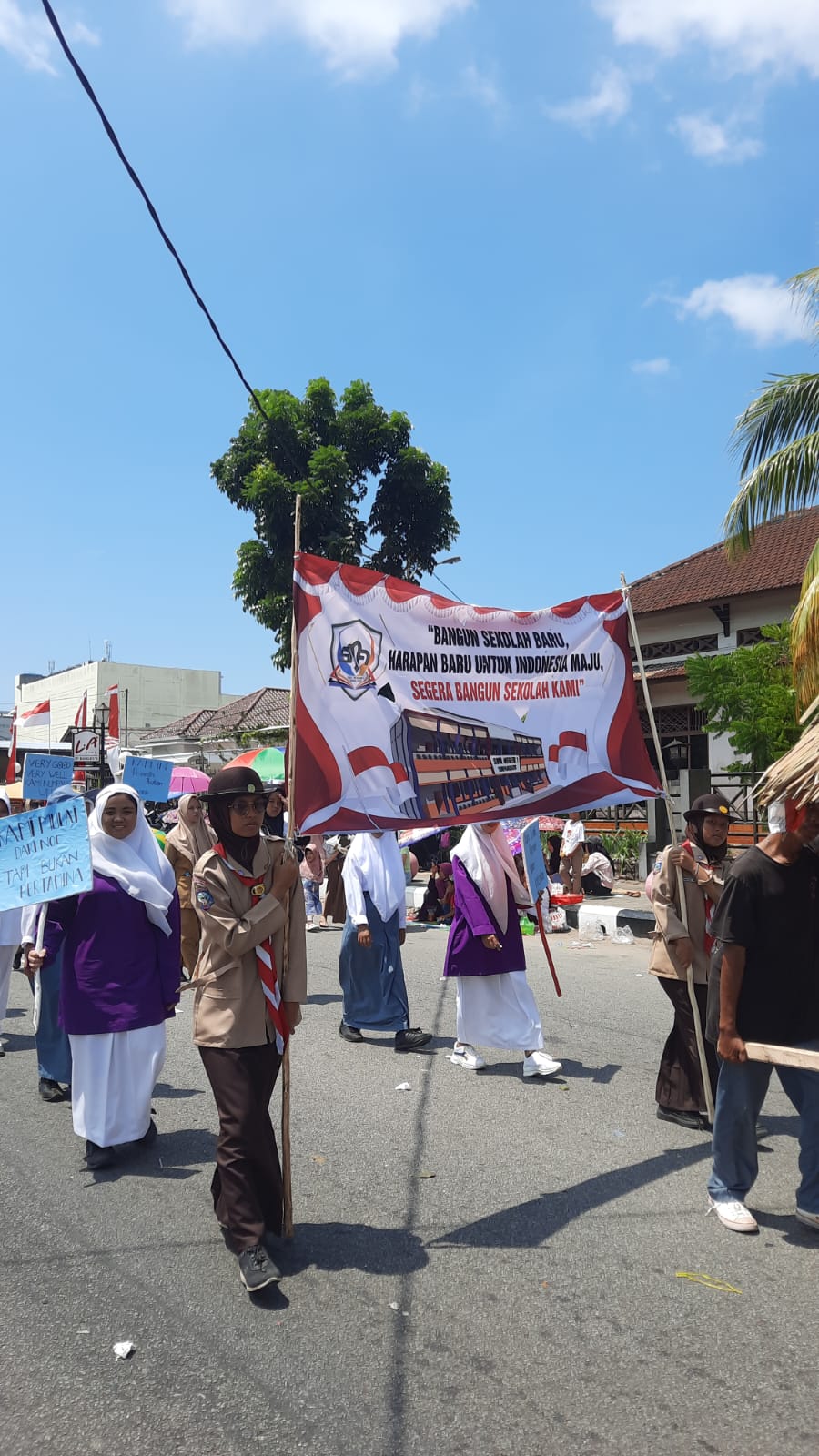 Lewat Karnaval Sma Negeri Simpang Katis Memohon Pemerintah Segera