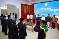 Komisioner Baitul Aceh Besar dilantik oleh Pj Bupati Muhammad Iswanto. Foto: Ist