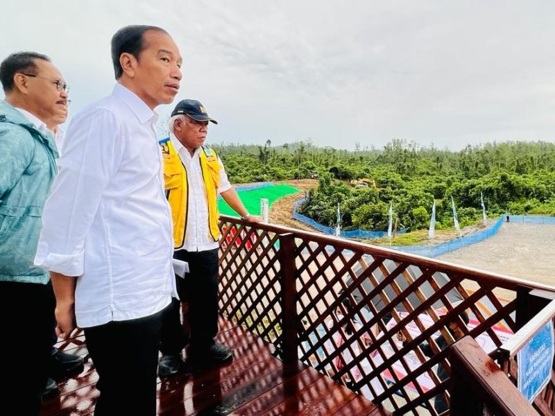 Presiden Jokowi meninjau Kawasan 1B, IKN, Kabupaten Penajam Paser Utara, Kalimantan Timur, pada Jumat (24/02/2023). (Foto: BPMI Setpres/Laily Rachev)