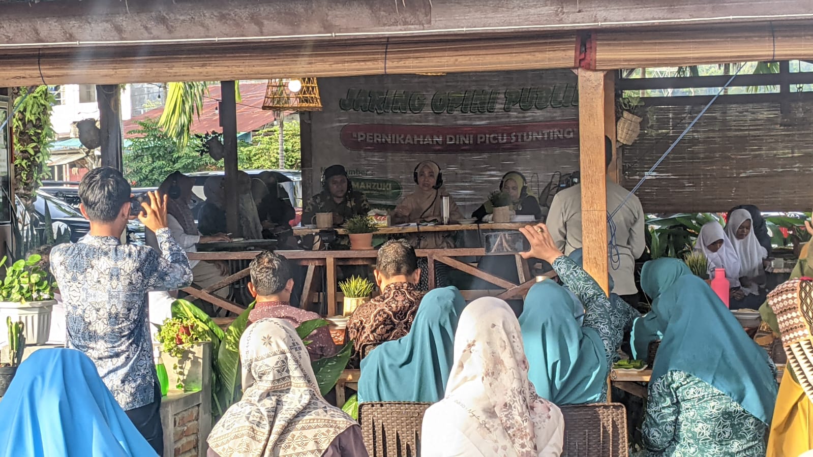 Ketua Tim Penggerak PKK Aceh Ayu Marzuki, saat menjadi narasumber pada talkshow jaring opini publik (Intimes/Syam)
