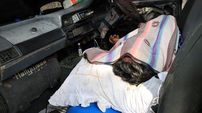 Petugas kepolisian mengevakuasi jenazah Darmansyah di Terminal Keudah, Banda Aceh, Jumat (24/2/2023). 
