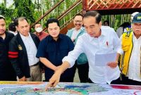 Presiden Jokowi bersama para menteri di Ibu Kota Negara (IKN). Foto: Biro Sat Pers Sekretariat Presiden