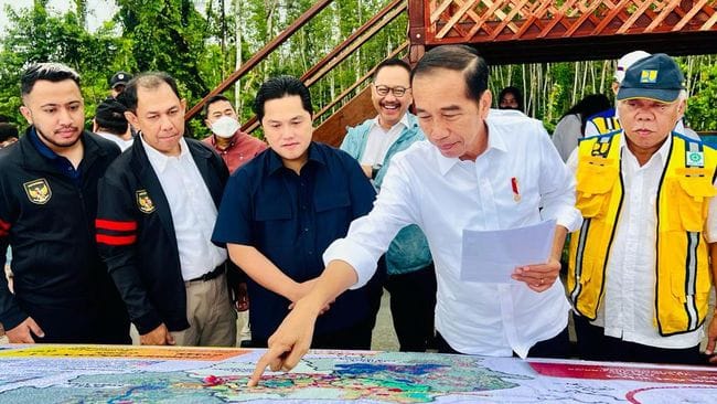 Presiden Jokowi bersama para menteri di Ibu Kota Negara (IKN). Foto: Biro Sat Pers Sekretariat Presiden