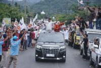 Bupati Abdya terpilih, Safaruddin bersama isteri menyapa warga dalam konvoi kemenangan. Foto: Ist