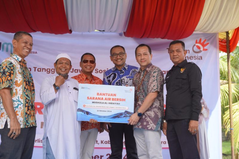 PT Telkom Witel Sumut bantu sarana air bersih di Desa Perlis Langkat. Foto: Ist