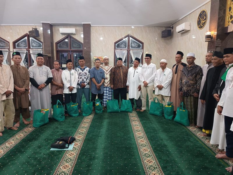 Majelis Zikir Arafah Sumut dan DD Waspada Santuni Korban Banjir ROB di Medan Deli. Foto: Ist