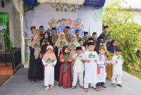 Para pemenang aneka lomba islami dalam Kejuaraan Santri II Taman Pendidikan Al Qur'an (TPA) Hamilal Qur'an. Foto: Ist