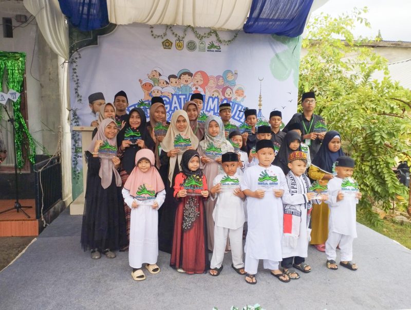 Para pemenang aneka lomba islami dalam Kejuaraan Santri II Taman Pendidikan Al Qur'an (TPA) Hamilal Qur'an. Foto: Ist