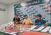 Pelatih Kepala Persikota Tangerang Delfiadri (tengah). Foto: Razi/intimes.co.id
