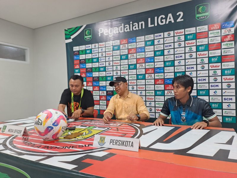 Pelatih Kepala Persikota Tangerang Delfiadri (tengah). Foto: Razi/intimes.co.id