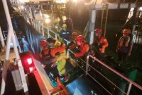Basarnas mengevakuasi medis ABK kapal kargo ke Aceh. Foto: Ist