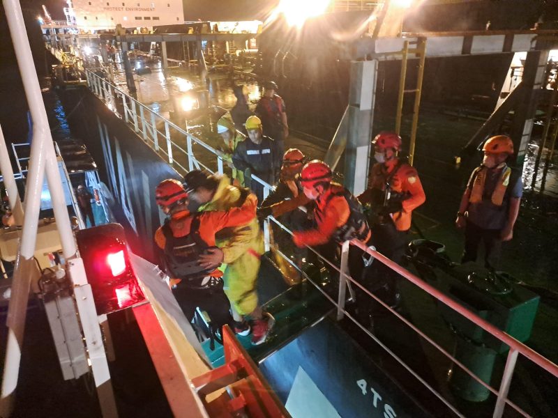 Basarnas mengevakuasi medis ABK kapal kargo ke Aceh. Foto: Ist
