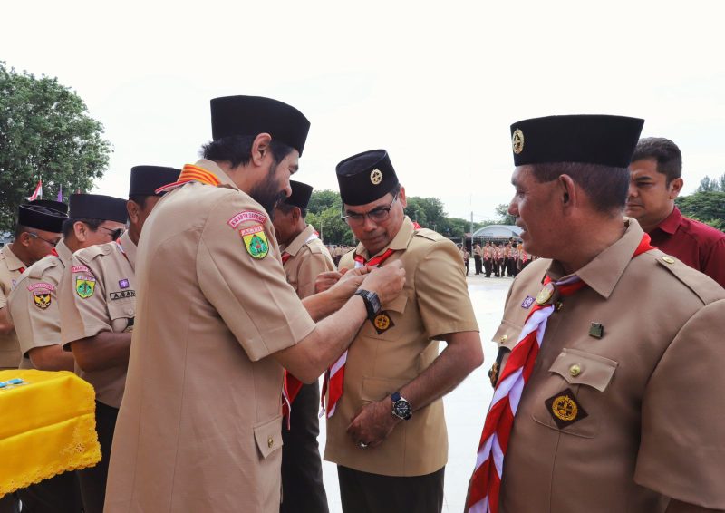 Rektor UIN Ar-Raniry Prof Mujiburrahman, terima penghargaan Lencana Pancawarsa. Foto: Ist
