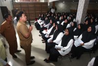 Pj Wali Kota Almuniza Kamal meninjau pelaksanaan tes PPPK di lingkungan Pemko Banda Aceh. Foto: Ist