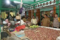 Pj wali kota dan kapolres cek harga sembako di Kota Sabang. Foto: Ist