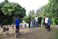 Pj Wali Kota Almuniza Kamal Pimpin ASN Gotong Royong Bersihkan Lokasi Wisata. Foto: Ist