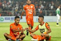 Pemain Persiraja Miftahul Hamdi melakukan selebrasi usai menjebol gawang Persikota. Foto: MO