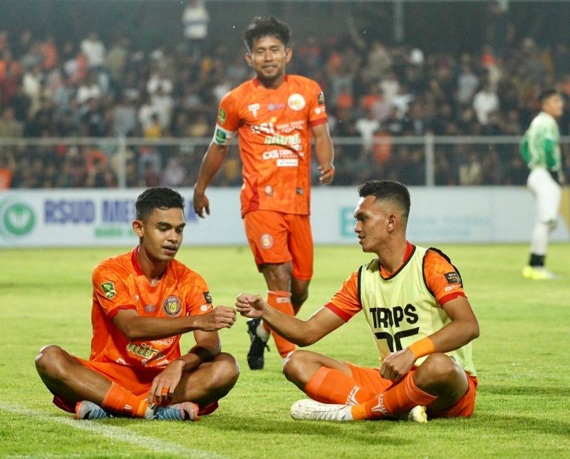 Pemain Persiraja Miftahul Hamdi melakukan selebrasi usai menjebol gawang Persikota. Foto: MO