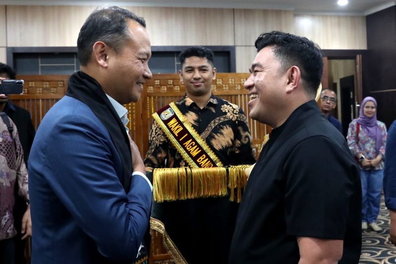 Almuniza Kamal Sambut Kedatangan Wali Kota dari Singapura. Foto: Ist