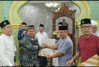 Pendiri Majelis Zikir Arah Sumut Serahkan Penghargaan ke DD Waspada. Foto: Ist