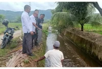 Ketua DPRK Abdya, Roni Guswandi (kacamata hitam) didampingi Camat Tangan-Tangan Jasmadi juga unsur terkait lainhya ketika mengecek sumber masalah areal persawahan petani yang tergenang air di Kuta Bak Drien, Jumat (20/12/2024).