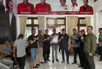 Ketua Mualem Cennter Aceh, Ermiadi Abdurahman foto bersama dengan tim kerja pemenangan Mualem-dek Fadh. Foto: Dok. Istimewa