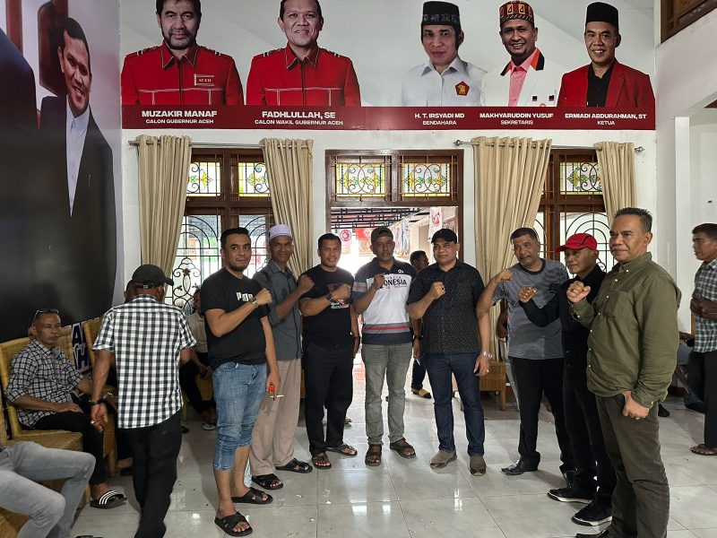 Ketua Mualem Cennter Aceh, Ermiadi Abdurahman foto bersama dengan tim kerja pemenangan Mualem-dek Fadh. Foto: Dok. Istimewa