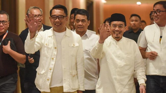 Paslon nomor urut 1 Ridwan Kamil-Suswono kalah perolehan suara Pilgub Jakarta berdasarkan hasil rekapitulasi akhir dari KPU DKI Jakarta, Minggu (8/12). (ANTARA FOTO/Indrianto Eko Suwarso)

Baca artikel CNN Indonesia 