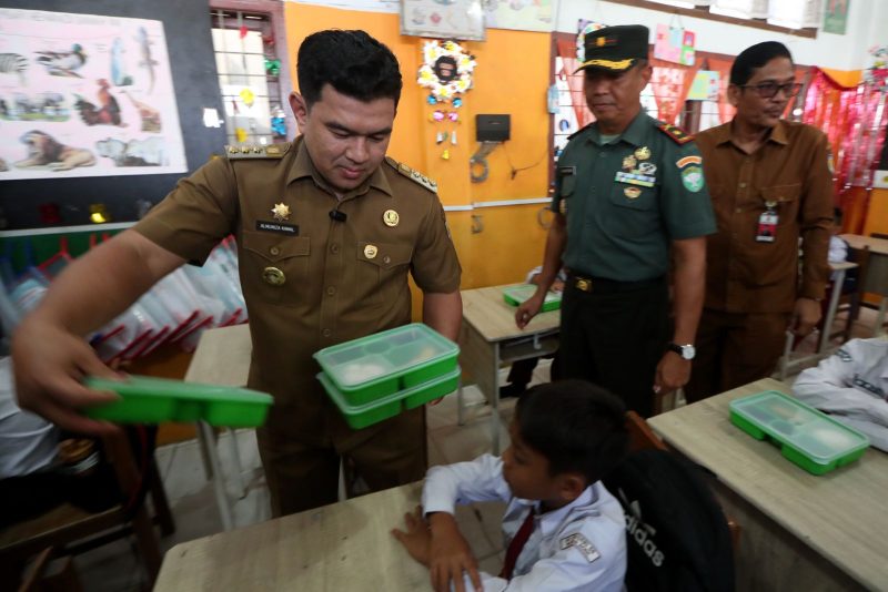 Pj Wali Kota Banda Aceh Almuniza Kamal pantau makan siang bergizi gratis. Foto: Ist