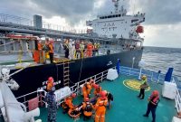 Tim SAR mengevakuasi satu ABK kapal tanker ke Banda Aceh. Foto: Ist