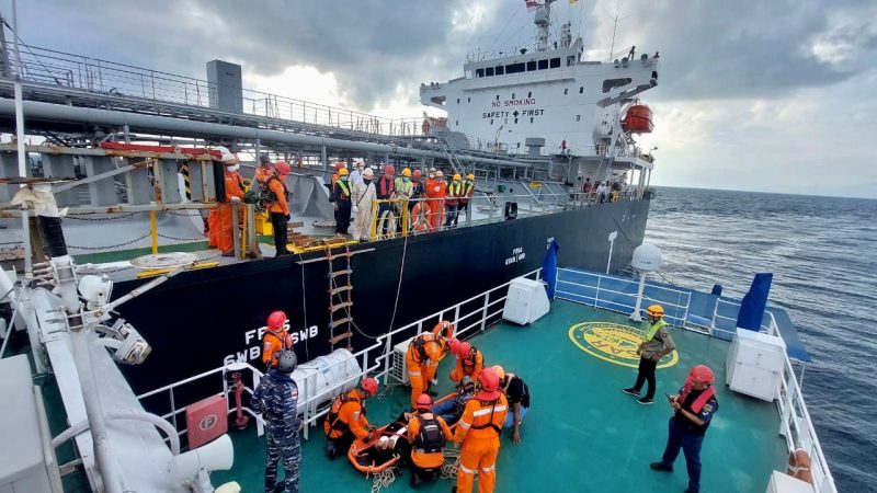 Tim SAR mengevakuasi satu ABK kapal tanker ke Banda Aceh. Foto: Ist