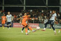 Pemain Persiraja berebut bola dengan pemain PSPS Pekanbaru. Foto: MO