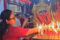 Warga Tionghoa beribadah pada malam tahun baru Imlek 2025 di Banda Aceh. Foto: Fakhrur/Intimes.co.id