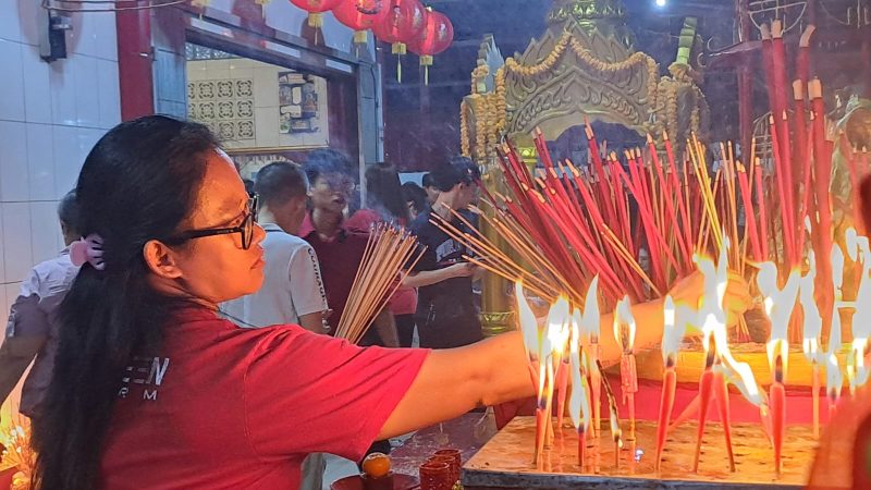 Warga Tionghoa beribadah pada malam tahun baru Imlek 2025 di Banda Aceh. Foto: Fakhrur/Intimes.co.id