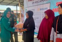 emkab Abdya Adakan Pasar Murah. Foto AcehBisnis /Yusnijar 
