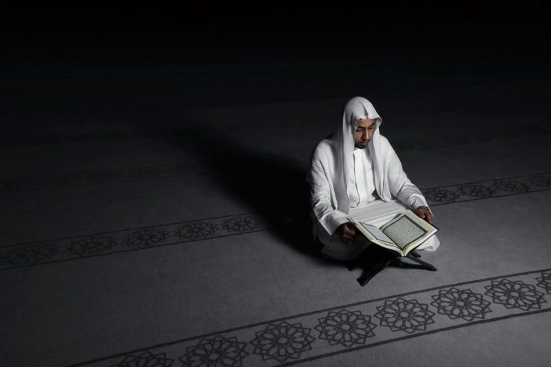 Catat tanggal malam-malam ganjil di 10 hari terakhir Ramadhan 2025 dan penjelasan ulama terkait Lailatul Qadar. (Pexels/ABDULLA ALKETTAB)