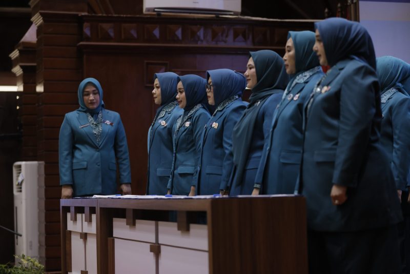 Ketua TP-PKK Aceh, Ny. Marlina Muzakir, saat mengambil Sumpah Jabatan dan Pelantikan Ketua TP-PKK, Pembina Posyandu dan Ketua Dekranasda Kabupaten/Kota se-Aceh Masa Bakti Tahun 2025-2030 di Anjong Mon Mata, Banda Aceh, Senin (24/3/2025).