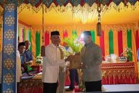 Wakil Bupati Abdya Zaman Akli (kiri) saat menyerahkan oleh-oleh khas Abdya berupa beras Sigupai kepada Pandam IM, Mayjen TNI Niko Fahrizal, pada acara Semarak Ramadhan 1446 H. Foto: Ist