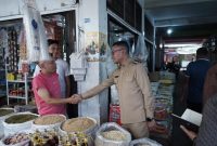 Bupati Aceh Barat Daya, Dr. Safaruddin, berbincang dengan seorang pedagang saat melakukan peninjauan pasar Kota Blangpidie, Senin 24 Maret 2025