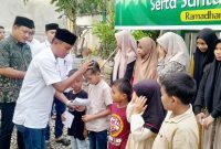 Ketua PKB Abdya, Zulkarnain Menyantuni Anak Yatim di Acara Buka Puasa Bersama di kantor DPC PKB Abdya (Foto Ist)