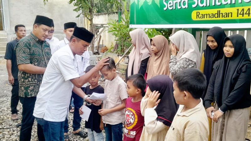 Ketua PKB Abdya, Zulkarnain Menyantuni Anak Yatim di Acara Buka Puasa Bersama di kantor DPC PKB Abdya (Foto Ist)