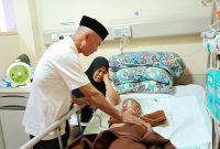 Wabup Abdya, Zaman Akli Menggelus Dada Jelita Sinaro Bocah Penderita Tumor Ganas yang di Rawat di RSUD Zainoel Abidin Banda Aceh (Foto : Ist)
