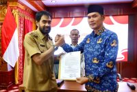 Gubernur Aceh Muzakir Manaf menyerahkan SK Plt Sekda Aceh kepada M Nasir Syamaun. Foto: Ist