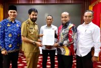 Gubernur Aceh Muzakir Manaf menyerahkan SK Plt Dirut Bank Aceh Syariah kepada Fadhil Ilyas. Foto: Ist