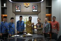 Gubernur Terima Kunjungan Silaturahmi Kepala OJK Aceh. Foto: Ist