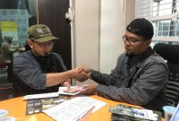 Amil Baitul Mal Aceh (kanan) menerima setoran zakat dari mustahik di kantor Baitul Mal Aceh, Jln. T. Nyak Arief (Komplek Keistimewaan Aceh), Banda Aceh, Selasa (08/04/2025).