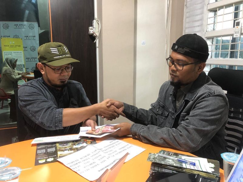 Amil Baitul Mal Aceh (kanan) menerima setoran zakat dari mustahik di kantor Baitul Mal Aceh, Jln. T. Nyak Arief (Komplek Keistimewaan Aceh), Banda Aceh, Selasa (08/04/2025).