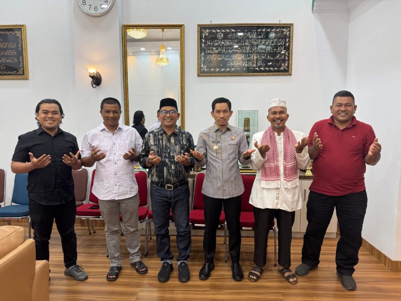 Bupati Aceh Barat Tarmizi SP bersama Ketua STAIN Meulaboh. Foto: Ist