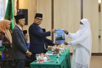 Rektor UIN Ar-Raniry Prof Mujiburrahman mengukuhkan peserta PPG. Foto: Ist
