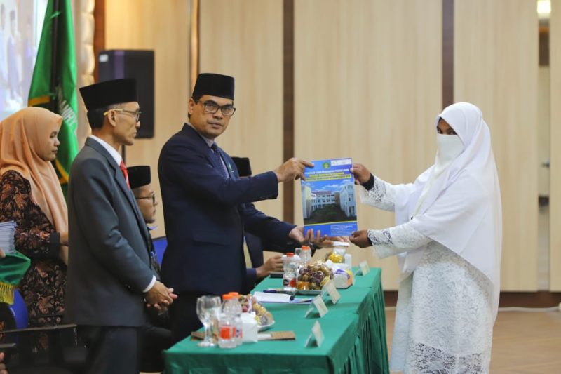 Rektor UIN Ar-Raniry Prof Mujiburrahman mengukuhkan peserta PPG. Foto: Ist